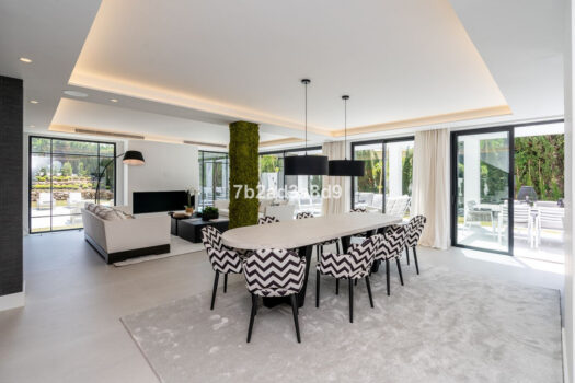 Samostatná 5 lůžková vila na prodej v Nueva Andalucia, Costa del Sol