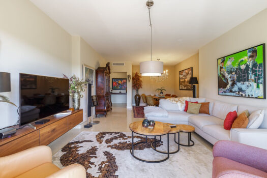 3 Bed Middle Floor Apartment for sale in Benahavis, Costa del Sol