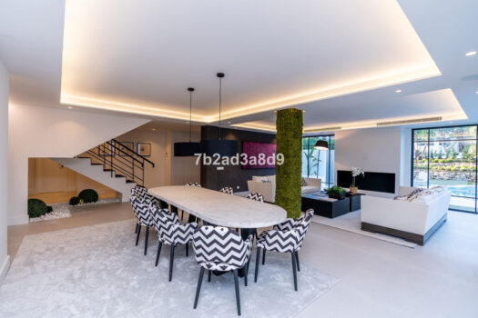 Samostatná 5 lůžková vila na prodej v Nueva Andalucia, Costa del Sol