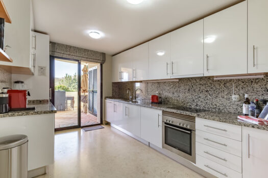 3 Bed Middle Floor Apartment for sale in Benahavis, Costa del Sol