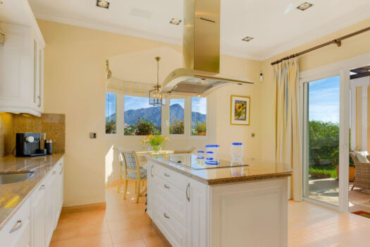 5 Bed Detached Villa for sale in Benahavis, Costa del Sol