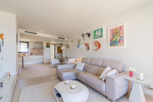 2 Bed Middle Floor Apartment for sale in Altos de los Monteros, Costa del Sol