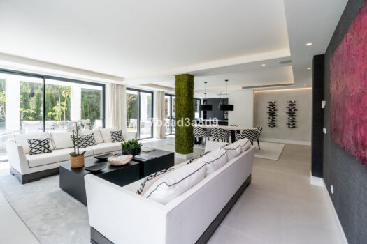 Samostatná 5 lůžková vila na prodej v Nueva Andalucia, Costa del Sol