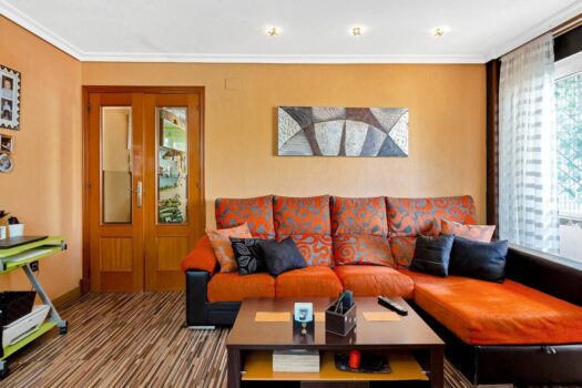 SPACIOUS AND BRIGHT APARTMENT