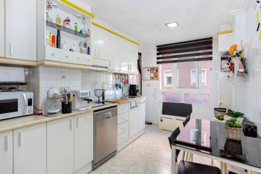 SPACIOUS AND BRIGHT APARTMENT