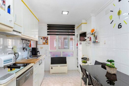 SPACIOUS AND BRIGHT APARTMENT