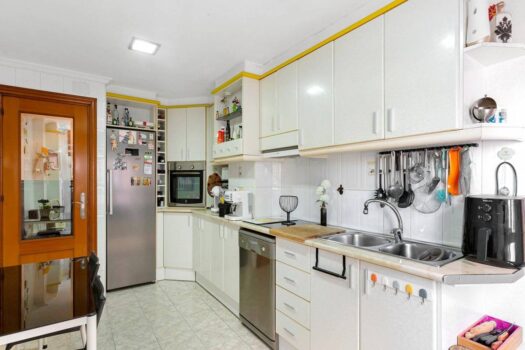 SPACIOUS AND BRIGHT APARTMENT