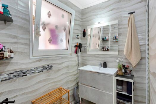 SPACIOUS AND BRIGHT APARTMENT