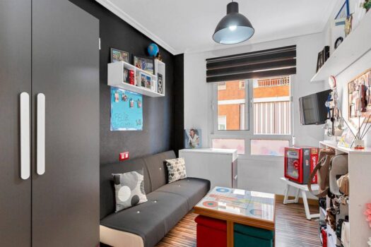 SPACIOUS AND BRIGHT APARTMENT