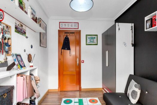 SPACIOUS AND BRIGHT APARTMENT