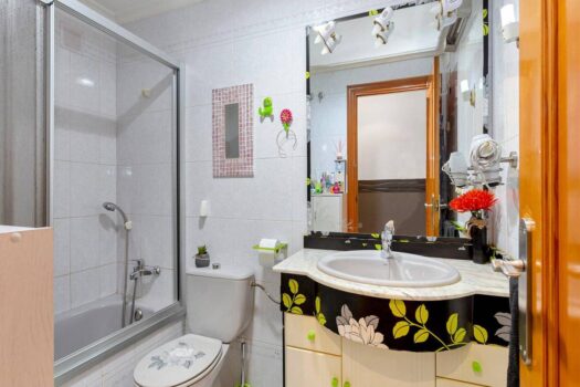 SPACIOUS AND BRIGHT APARTMENT