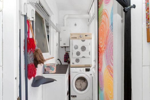 SPACIOUS AND BRIGHT APARTMENT