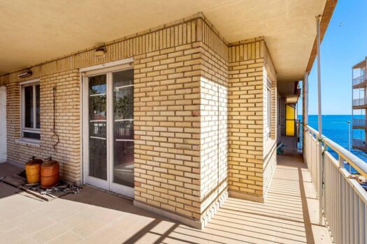 Fantastic front line apartment to renovate to your liking and at an incredible price!!