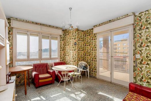 Fantastic front line apartment to renovate to your liking and at an incredible price!!