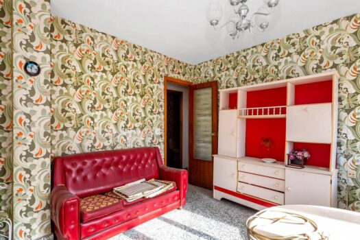 Fantastic front line apartment to renovate to your liking and at an incredible price!!