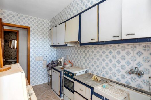 Fantastic front line apartment to renovate to your liking and at an incredible price!!