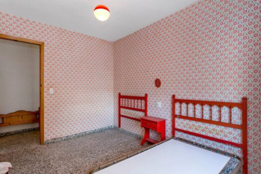 Fantastic front line apartment to renovate to your liking and at an incredible price!!