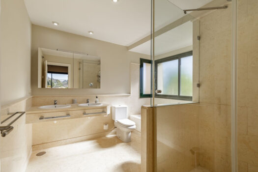 3 Bed Middle Floor Apartment for sale in Benahavis, Costa del Sol