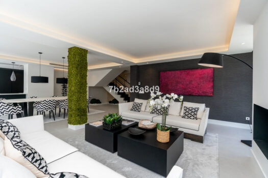 Samostatná 5 lůžková vila na prodej v Nueva Andalucia, Costa del Sol