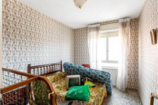 Fantastic front line apartment to renovate to your liking and at an incredible price!!