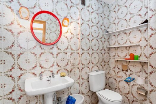 Fantastic front line apartment to renovate to your liking and at an incredible price!!