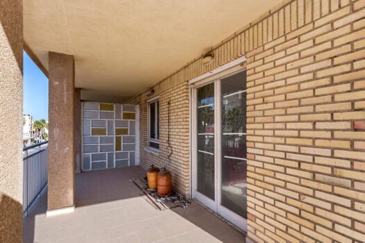 Fantastic front line apartment to renovate to your liking and at an incredible price!!