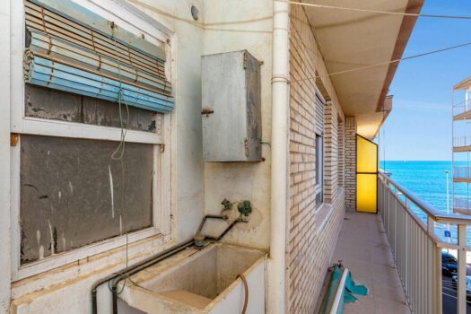 Fantastic front line apartment to renovate to your liking and at an incredible price!!