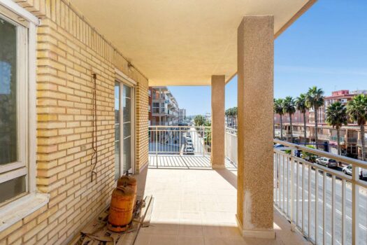 Fantastic front line apartment to renovate to your liking and at an incredible price!!