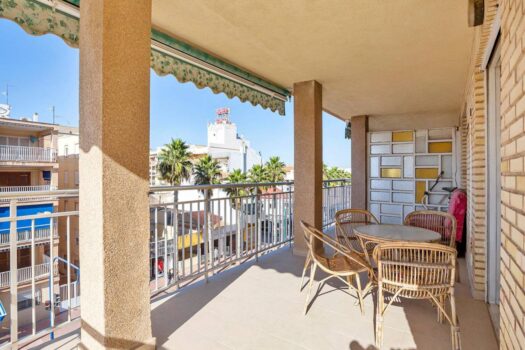 Fantastic front line apartment to renovate to your liking and at an incredible price!!