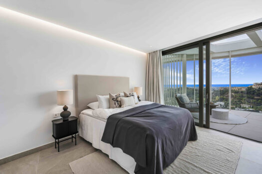 2 Bed Penthouse Apartment for sale in Benahavis, Costa del Sol