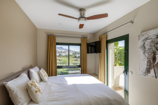 3 Bed Middle Floor Apartment for sale in Benahavis, Costa del Sol