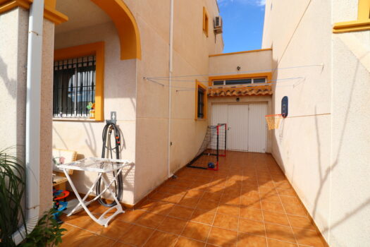 3 bedroom Townhouse for sale in Daya Nueva