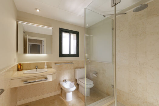 3 Bed Middle Floor Apartment for sale in Benahavis, Costa del Sol