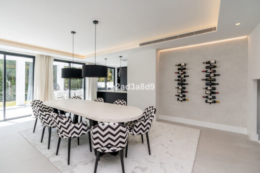 Samostatná 5 lůžková vila na prodej v Nueva Andalucia, Costa del Sol