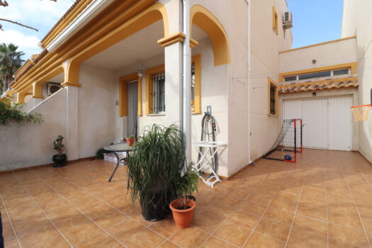 3 bedroom Townhouse for sale in Daya Nueva