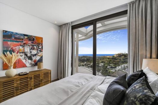 2 Bed Penthouse Apartment for sale in Benahavis, Costa del Sol