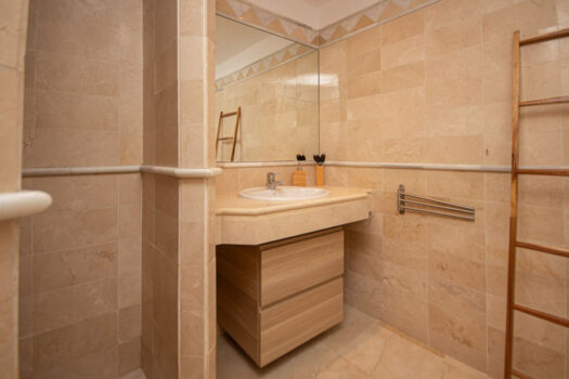 2 Bed Middle Floor Apartment for sale in Elviria, Costa del Sol