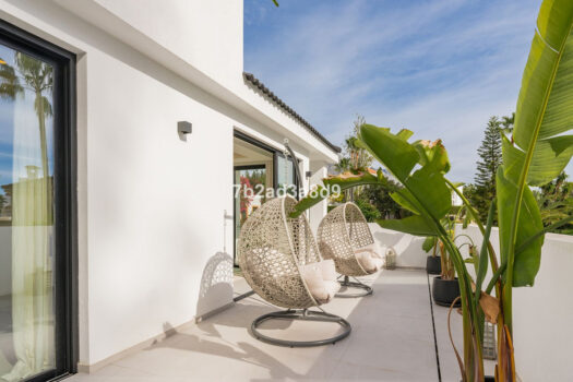 Samostatná 5 lůžková vila na prodej v Nueva Andalucia, Costa del Sol