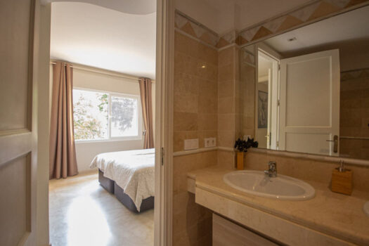 2 Bed Middle Floor Apartment for sale in Elviria, Costa del Sol