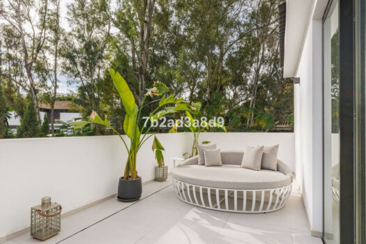 Samostatná 5 lůžková vila na prodej v Nueva Andalucia, Costa del Sol