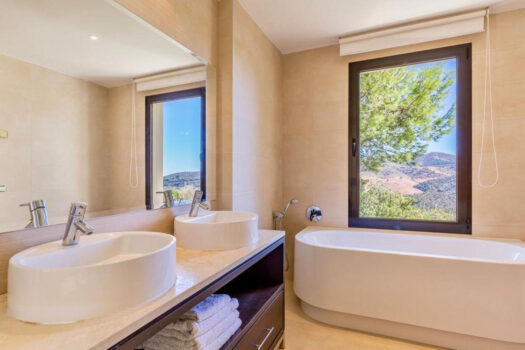 2 Bed Middle Floor Apartment for sale in Altos de los Monteros, Costa del Sol