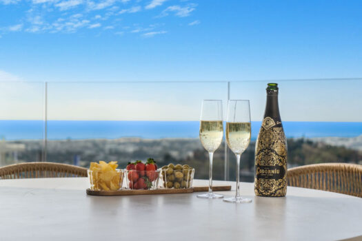 2 Bed Penthouse Apartment for sale in Benahavis, Costa del Sol