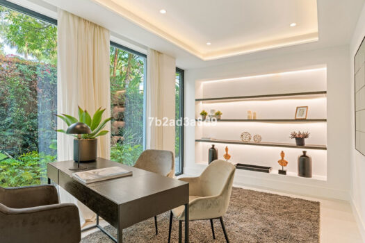 Samostatná 5 lůžková vila na prodej v Nueva Andalucia, Costa del Sol