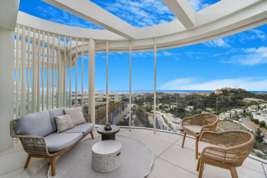 2 Bed Penthouse Apartment for sale in Benahavis, Costa del Sol