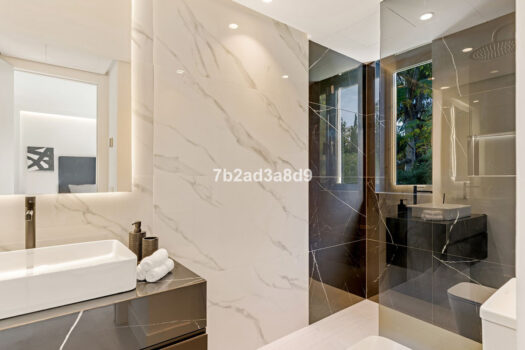 Samostatná 5 lůžková vila na prodej v Nueva Andalucia, Costa del Sol