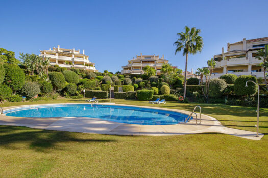 3 Bed Middle Floor Apartment for sale in Benahavis, Costa del Sol