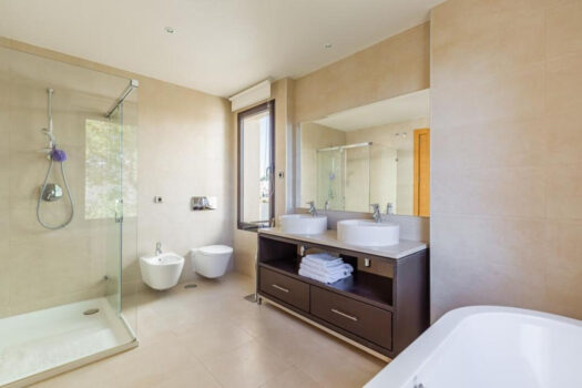 2 Bed Middle Floor Apartment for sale in Altos de los Monteros, Costa del Sol