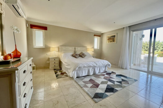 5 Bed Detached Villa for sale in Istan, Costa del Sol