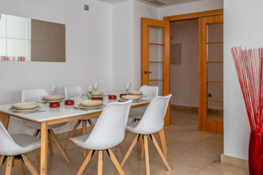 Dvoulůžkový byt na středním patře na prodej v Los Flamingos, Costa del Sol