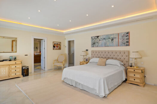 6 Bed Detached Villa for sale in Nueva Andalucia, Costa del Sol